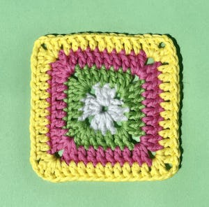 Hobbii Granny Square - Daisy, Patterns